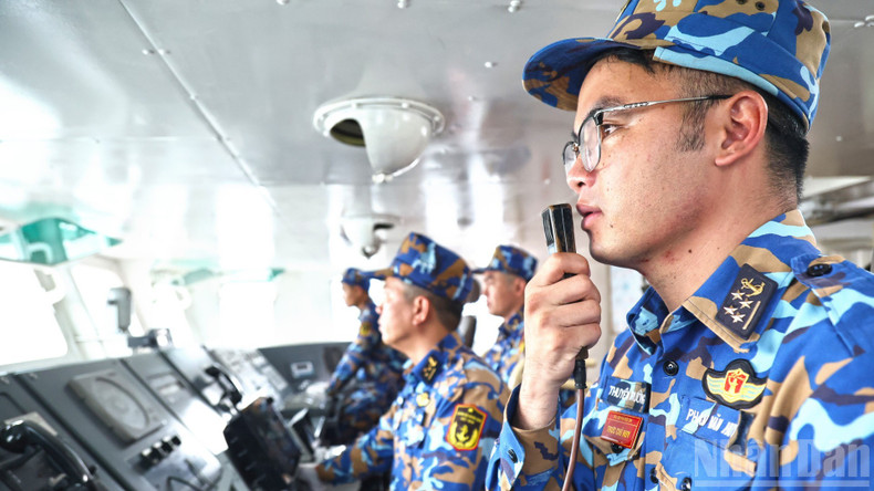 Officers and soldiers of Brigade 170 strictly maintain combat readiness routines and are prepared to handle situations effectively to safeguard national sea and island sovereignty.