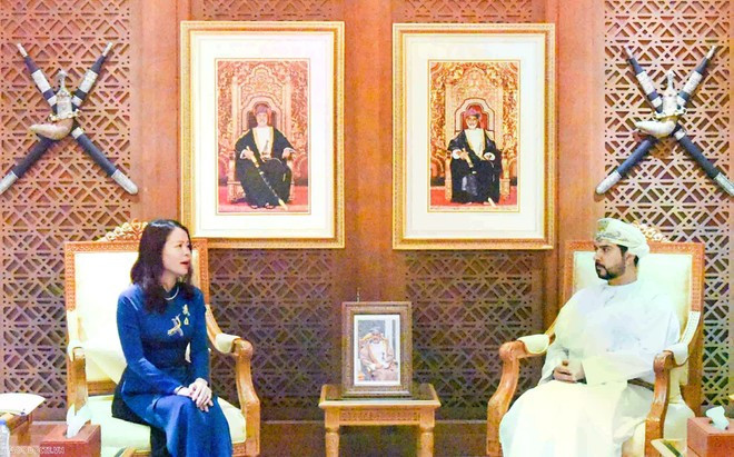 Vietnamese Deputy Minister of Foreign Affairs Nguyen Minh Hang (L) meets with Omani Minister of Commerce, Industry and Investment Promotion Qais Mohammed Al Yousef. (Photo: VNA) Vietnamese Deputy Minister of Foreign Affairs Nguyen Minh Hang (L) meets with Omani Minister of Commerce, Industry and Investment Promotion Qais Mohammed Al Yousef. (Photo: VNA)