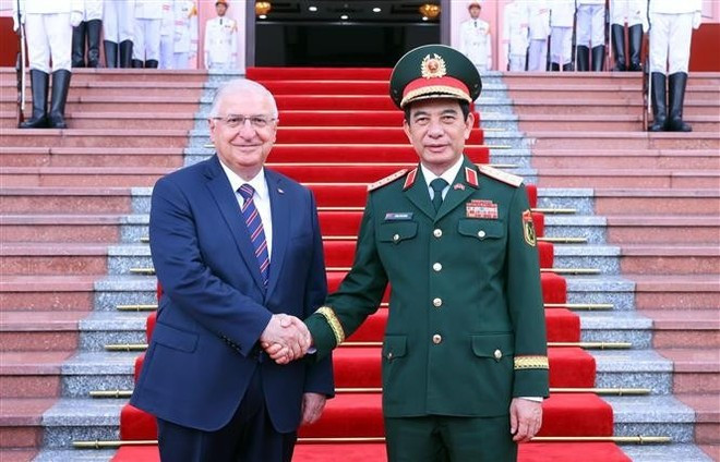Minister of National Defence General Phan Van Giang (R) and Minister of National Defence of Türkiye Yasar Guler (Photo: VNA) Minister of National Defence General Phan Van Giang (R) and Minister of National Defence of Türkiye Yasar Guler (Photo: VNA)