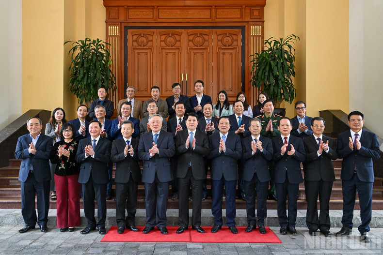 President Luong Cuong and delegates at the meeting.