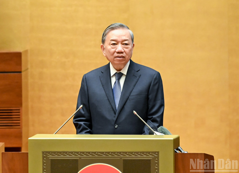 Party General Secretary To Lam delivers a directive speech at the conference.