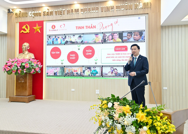 A speaker presents a project at the event.