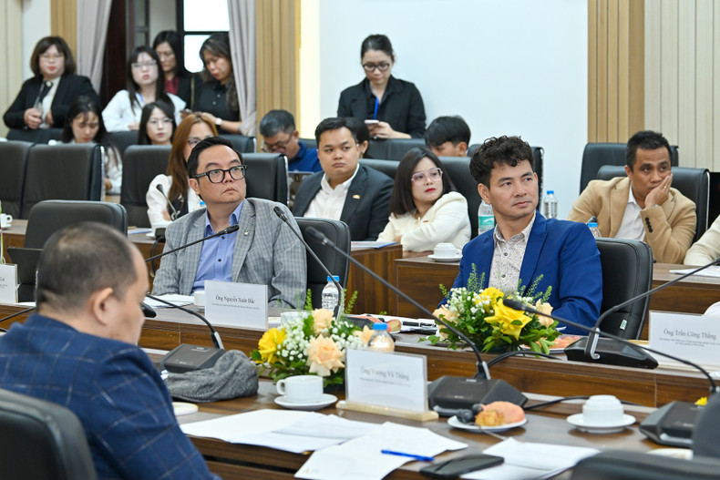 Members of the Jury Panel interact with representatives of the presenting projects at the Final Round evaluation.