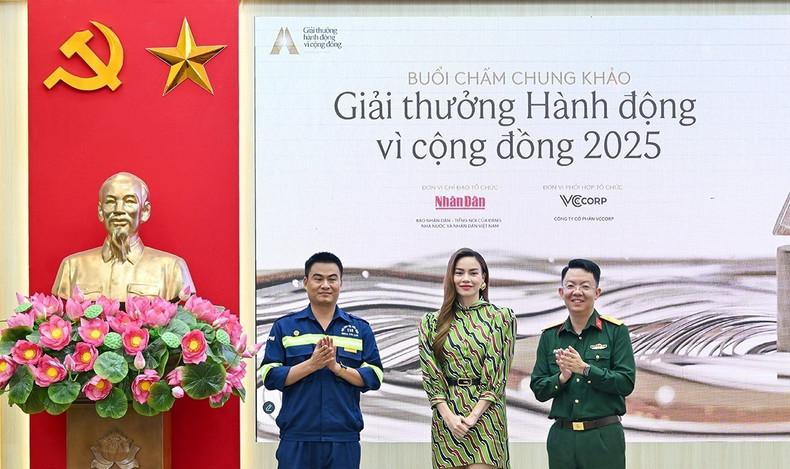 Singer Ho Ngoc Ha donates 300 million VND (11,400 USD) to the project “Tinh nguoi trong con song” (Humanity in the waves) and 200 million VND (7,600 USD) to the project “Thap len mot que diem” (Light a match).