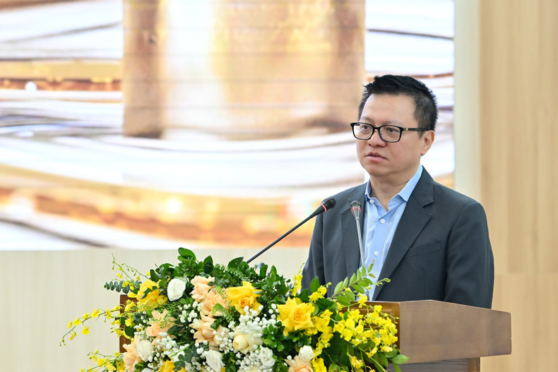 Le Quoc Minh, Member of the Party Central Committee (PCC), Editor-in-Chief of Nhan Dan Newspaper, Deputy Head of the PCC’s Commission for Information, Education and Mass Mobilisation, Chairman of the Viet Nam Journalists’ Association, and Head of the Organising Committee of the Human Act Prize, delivers the opening remarks of the Final Round.
