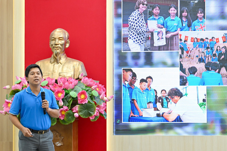 Teacher Hoang Quoc Quyen presents the “Truong hy vong” (“School of Hope”) project.