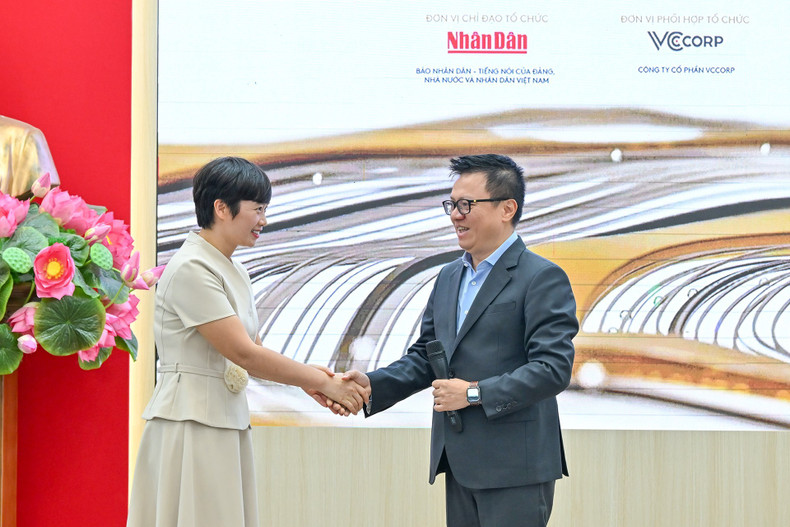 Editor-in-Chief of Nhan Dan Newspaper Le Quoc Minh joins in supporting communication efforts for the “Mat sang cong dong” (Bright eyes for the community) project of DND International Eye Hospital.