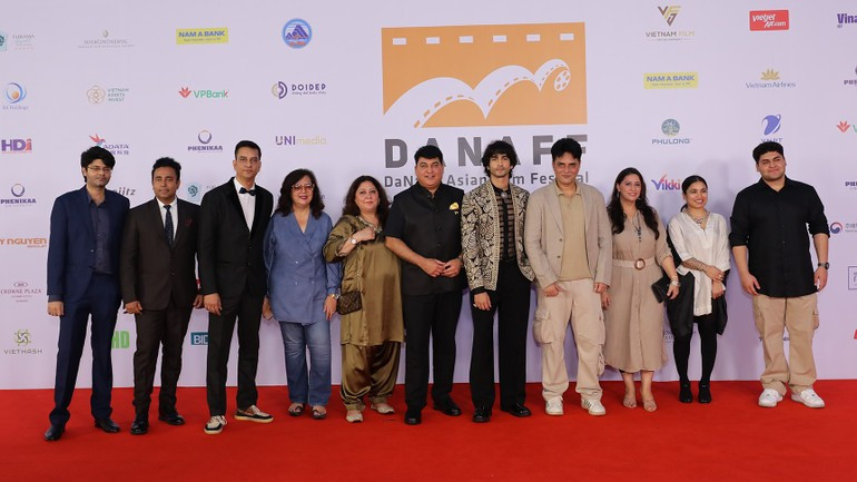 International artists on the red carpet of the Film Festival. (Photo: Organising board) nghesi.jpg