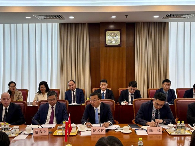 Deputy Minister of Construction Nguyen Danh Huy (second, right, first row) attends the first meeting of the Viet Nam-China Joint Railway Cooperation Committee held in Beijing, China. (Photo: VNA) Deputy Minister of Construction Nguyen Danh Huy (second, right, first row) attends the first meeting of the Viet Nam-China Joint Railway Cooperation Committee held in Beijing, China. (Photo: VNA)