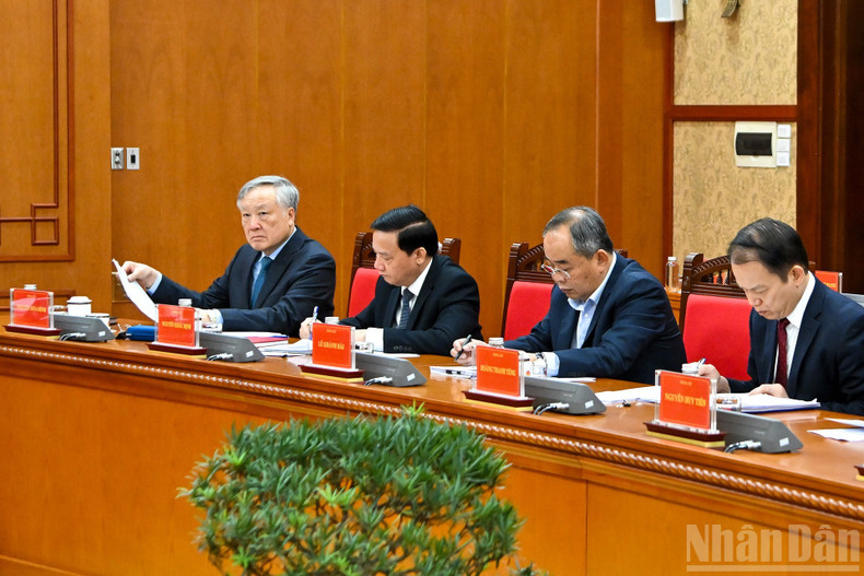 Standing Deputy Prime Minister Nguyen Hoa Binh with delegates attending the meeting.