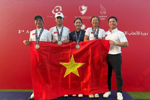 Members of the Vietnamese golf team on the podium. (Photo: VGA)