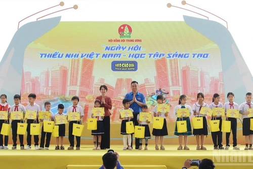 Scholarships are presented to children who have overcome difficulties to achieve good academic results.