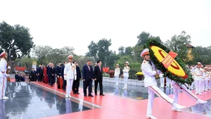 Party and State leaders pay tribute to President Ho Chi Minh at his mausoleum ahead of the Lunar New Year (Tet). (Photo: VNA)