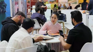 A representative of a Vietnamese enterprise shows it products at ITB Berlin 2026. (Photo: VNA)