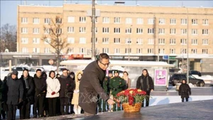 The Vietnamese Embassy in Russia holds a flower-offering ceremony at Ho Chi Minh Square in Moscow on February 3. (Photo: VNA)