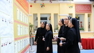 Nuns view candidate lists at Polling Station No. 1 in Hoan Kiem ward, Ha Noi (Photo: VNA)