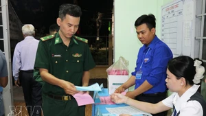 A border guard comes to cast his ballot in Tan Phu Dong islet commune, Dong Thap province, on March 15 morning. (Photo: VNA)