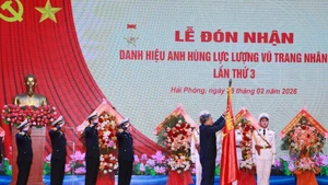 [Photos] Party General Secretary presents title “Hero of the People’s Armed Forces” to the Navy 