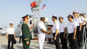 Colonel Murthi Subromoniam welcomes the delegation of the Viet Nam People’s Navy and Ship 17 during their courtesy visit and exchange with the Royal Malaysian Navy. (Photo: Quan Doi Nhan Dan)