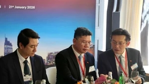 Deputy Minister of Foreign Affairs Le Anh Tuan (far left) and Hoang Nguyen Dinh, Vice Chairman of the Ho Chi Minh City People’s Committee (centre), at a meeting during their working trip to attend the WEF Davos 2026. (Photo: VNA)
