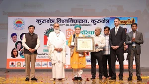 Artist Chu Bao Que receives the award at the Haryana International Film Festival.
