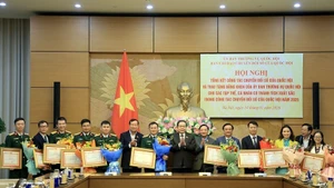 National Assembly Chairman Tran Thanh Man on January 14 presents certificates of merit from the NA Standing Committee to collectives and individuals for their outstanding performance in the legislature’s digital transformation in 2025. (Photo: VNA)