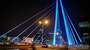 The dynamic, modern vibrancy of Ho Chi Minh City at night. (Photo: nhandan.vn)