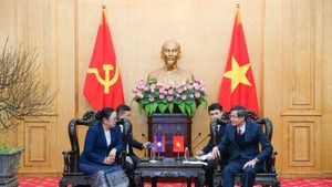 Doan Minh Huan, Politburo member and Director of the Ho Chi Minh National Academy of Politics, receives Khamphao Ernthavanh, Lao Ambassador to Viet Nam. (Photo: THE DAI)