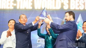Jeremy Zwinger, President of The Rice Trader presents the “World’s Best Rice 2025” Cup to engineer Ho Quang Cua.