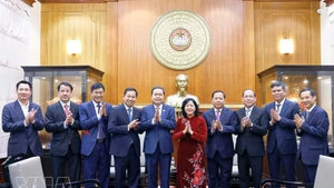 National Assembly Chairman Tran Thanh Man (fifth from left) extends Tet greetings to the Viet Nam Fatherland Front Central Committee (Photo: VNA)