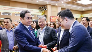 National Assembly Chairman Tran Thanh Man (left) extends New Year greetings to officials and employees of the State Audit Office on February 23. (Photo: VNA)