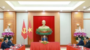 Party General Secretary To Lam and officials at the phone talks with Russian President Vladimir Putin on January 24 (Photo: VNA)