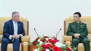 Minister of National Defence General Phan Van Giang (R) hosts Michael DeSombre, US Assistant Secretary of State for East Asian and Pacific Affairs, in Ha Noi on February 13. (Photo: qdnd.vn)
