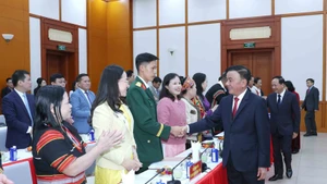 Politburo member and Permanent member of the Party Central Committee’s Secretariat Tran Cam Tu (right) meets with outstanding secretaries of grassroots Party cells nationwide in Ha Noi on February 3. (Photo: VNA)
