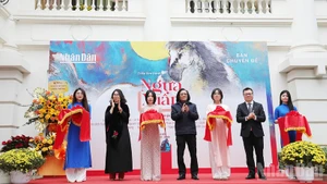 The organising committee cuts the ribbon to inaugurate the exhibition. (Photo: THANH DAT)