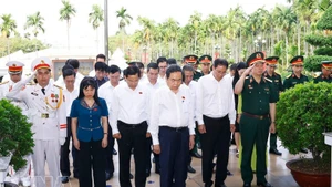 National Assembly (NA) Chairman Tran Thanh Man and delegates offer flowers and incense at the Nga Ba Giong National Historical Site in Ba Diem commune, Ho Chi Minh City. (Photo: VNA)