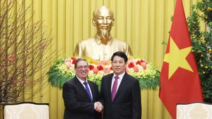 State President Luong Cuong (R) and Bruno Rodríguez Parrilla, Politburo member and Minister of Foreign Affairs of Cuba (Photo: VNA)