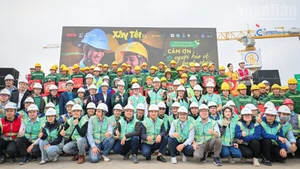 More than 1,000 gift packages have been delivered directly to construction workers at two major projects in Ha Noi.