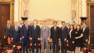 Officials of Ho Chi Minh City and the delegation of Perm Krai at the meeting on March 27 (Photo: VNA)
