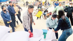 Residents of Van Nham Commune, Lang Son Province, receive rice assistance.