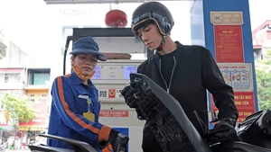 At a filling station in Hanoi. (Photo: VNA)