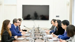 Deputy Minister of Foreign Affairs Le Thi Thu Hang (third, right) hold talks in Ha Noi on January 23 with Christopher Cutajar, Permanent Secretary for Foreign Affairs and Tourism of Malta (Photo: VNA)