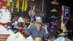 An international visitor delights in Viet Nam’s traditional products while exploring Ha Noi (Photo: VNA)