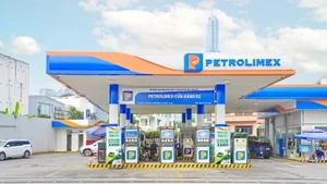 A Petrolimex filling station stands ready to supply E10 petrol to meet customer demand.