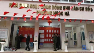 Veterans in Ngoc Ha Ward (Ha Noi) check the posted list of candidates, preparing for election day.