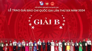 Lai Xuan Mon, member of the Party Central Committee (PCC) and Standing Deputy Head of the PCC’s Commission for Communication, Education and Mass Mobilisation, and Le Quoc Minh, member of the PCC, Deputy Head of the PCC’s Commission for Communication, Education and Mass Mobilisation, Editor-in-Chief of Nhan Dan Newspaper and President of the Viet Nam Journalists Association, present B prizes to winners of the 19th National Press Awards in 2024. (Photo: NHAT BAC)