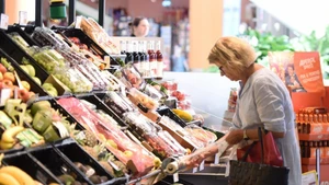 A customer shops at a supermarket in Vienna, Austria. (Photo: Xinhua/VNA)