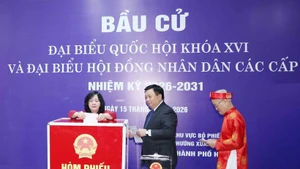 Politburo member and President of the Vietnam Fatherland Front Central Committee Bui Thi Minh Hoai ̣(first, left) casts her ballot alongside other voters at Polling Station No. 7 of Constituency No. 2 in Thanh Xuan ward, Ha Noi, on March 15. (Photo: VNA)