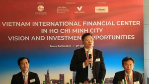 Vice Chairman of the Ho Chi Minh City People’s Committee Hoang Nguyen Dinh delivers remarks at the working luncheon themed “Viet Nam International Financial Centre in Ho Chi Minh City (VIFC-HCMC) – Vision and Investment Opportunities”. (Photo: VNA)