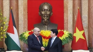 State President Luong Cuong (R) welcomes Speaker of the Jordanian House of Representatives Mazen Turki El Qadi (Photo: VNA)